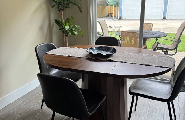 Welcome t Sunrise Cottage nLocated just minutes from beautiful beach & downtownn
