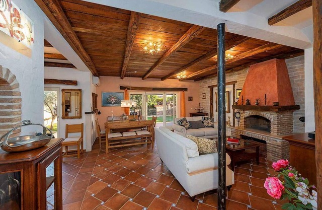 Welcome to Casa Vivo, a charming retreat in the quiet village of Labinci near Pore.