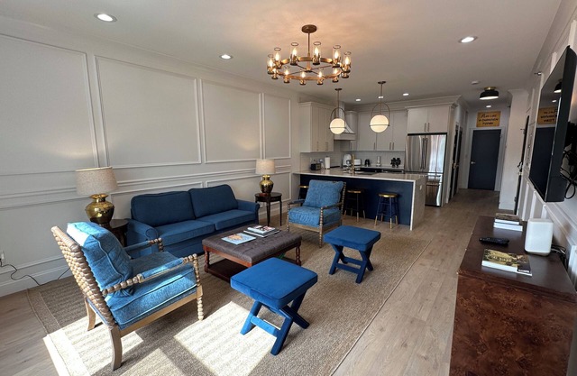 Welcome to Golden Dome Retreat! Less than 3/4 mile from campus -Luxury condo!