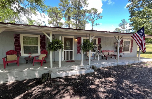 Welcome to Jireh's Haven Quiet, Charming 3 Bedroom Farmhouse