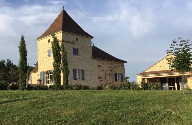 WELCOME TO LA QUINTOU, RUSTIC HOLIDAY HOUSE ON THE BORDER OF THE LOT AND DORDOGNE