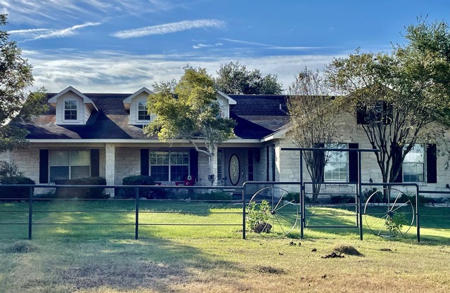 Welcome to Lazy Oaks, a 28 acre cattle ranch