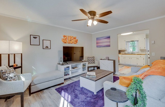 Welcome to the Tiger Den! Premier VRBO Steps Away from Clemson University Campus