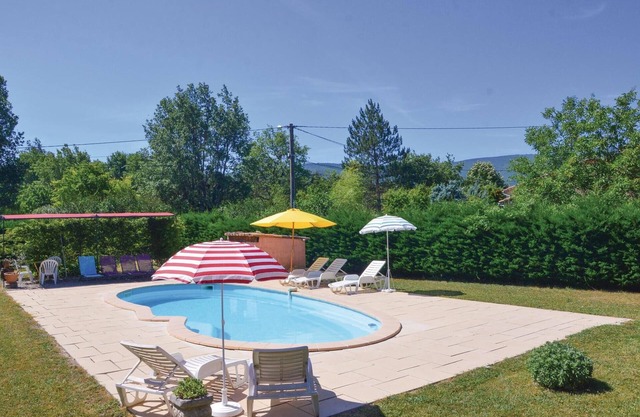 Welcome to this independent vacation rental with private pool, at the foot of the Luberon massif and