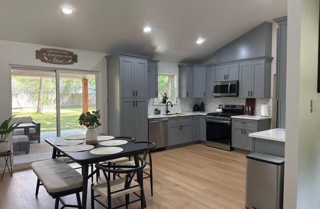 Welcome to your perfect getaway or family retreat in beautiful Magnolia Texas !