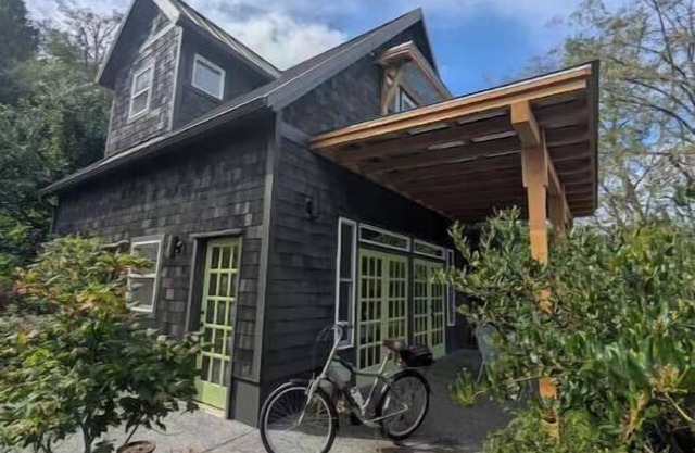 Welcoming 1-bedroom cottage in Port Angeles with easy beach access