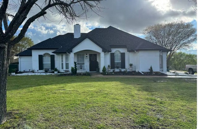 Welcoming 3-bedroom 2 bath home in charming Forney.