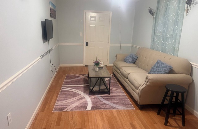 Welcoming apartment with private fenced yard