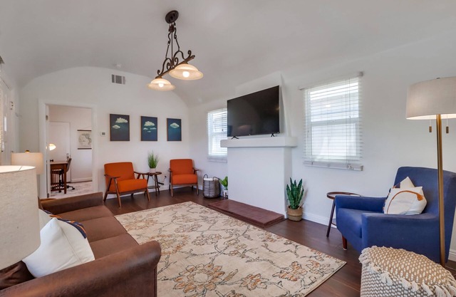 Welcoming bungalow with den, ideal for longer stays, near everything!