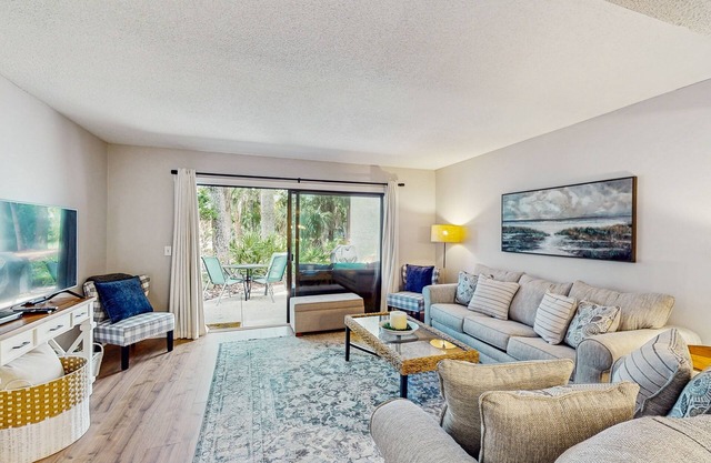 Welcoming condo on golf course, near Tennis, Beach, Golf Course & Coligny Plaza