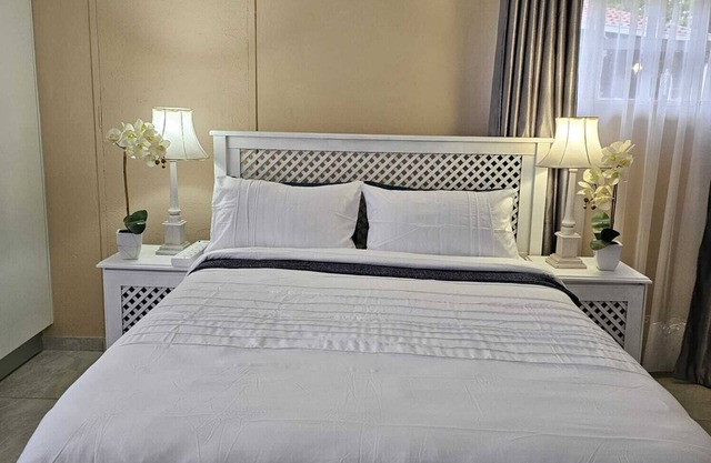 Welcoming cottage with WiFi just close to Mall of Africa