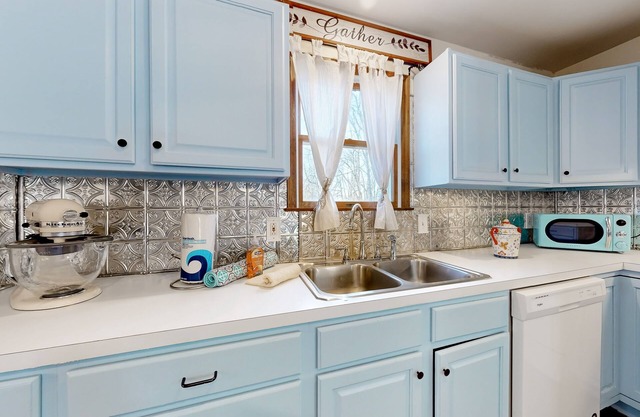 Welcoming home near the lake with pool, firepit, ice cream maker, toys, & W/D