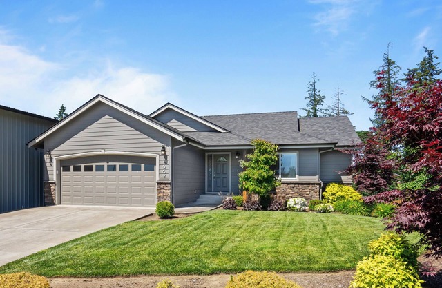 Welcoming, Quiet 2-Level Home in Keizer Exurbs