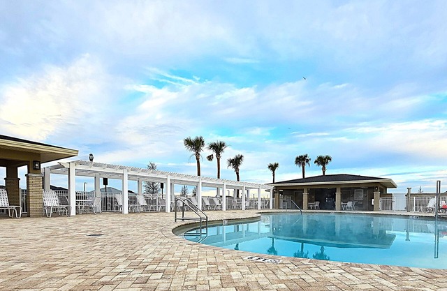 Well-Appointed 3br Cottage in Shady Brook - 2 Min Stroll to Pool, Golf Cart