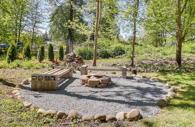 Well-Appointed McKenna Home: Fire Pit & Deck!