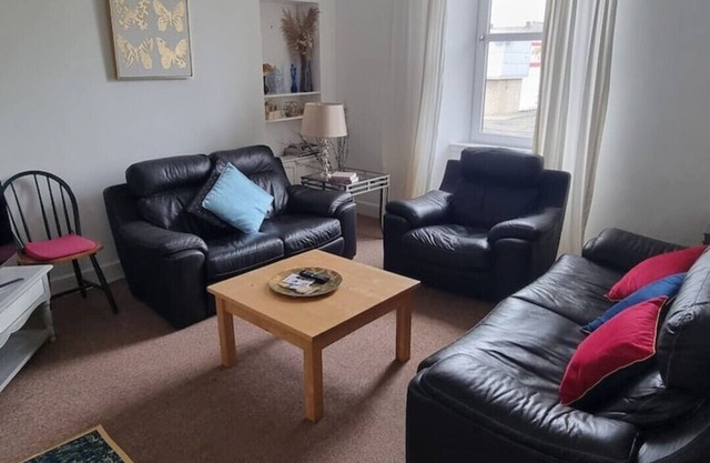 Well appointed three-bedroom fully serviced apartment in the heart of Perth City
