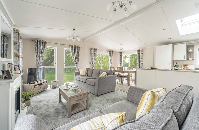 well-equipped lodge with two king-size beds and two twin bedrooms.