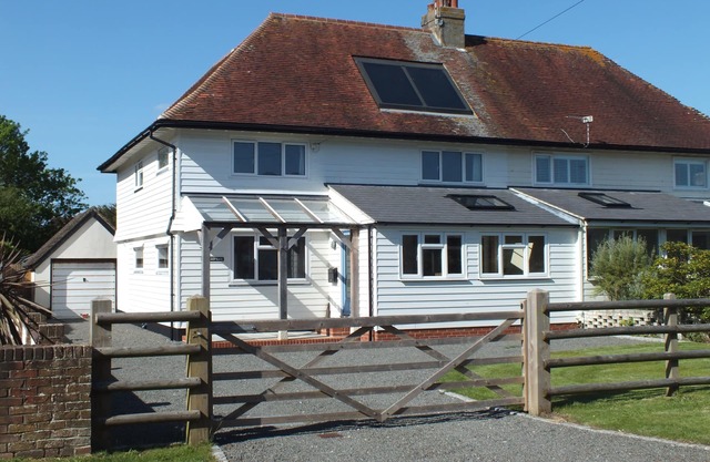 Well Situated Coastal House In Quiet Lane - Sleeps 8