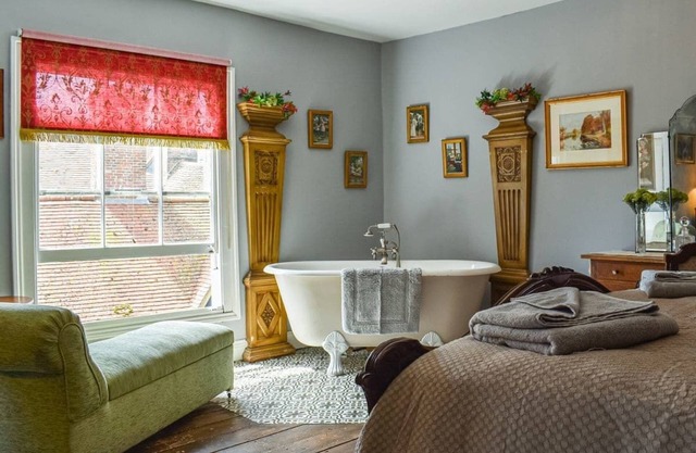 WELLESLEY’S RETREAT - Romantic luxury High Street apartment