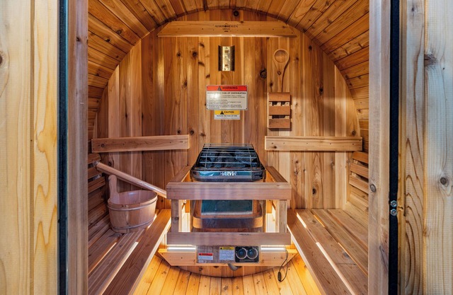 Wellness Retreat! Sauna, Cold Plunge and Hot Tub!