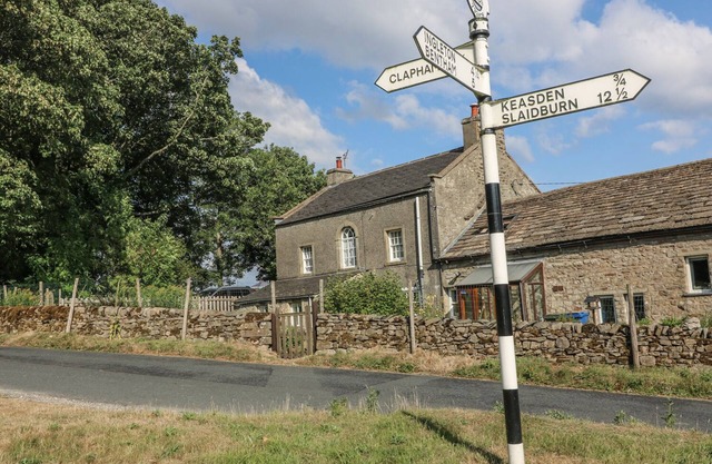 WENNING BANK, family friendly, character holiday cottage in Clapham