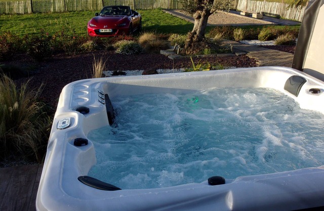West cape; 100m beach; Batz island view;jacuzzi;wifi.