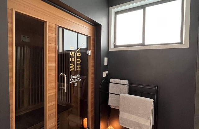 WEST HUB. Private Infrared Sauna only 3km to city & more! New reno, loft style!