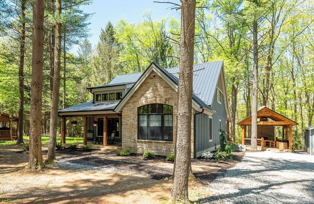 West Oak: New home, 3 suites, hot tub, boat slip, outdoor fireplace