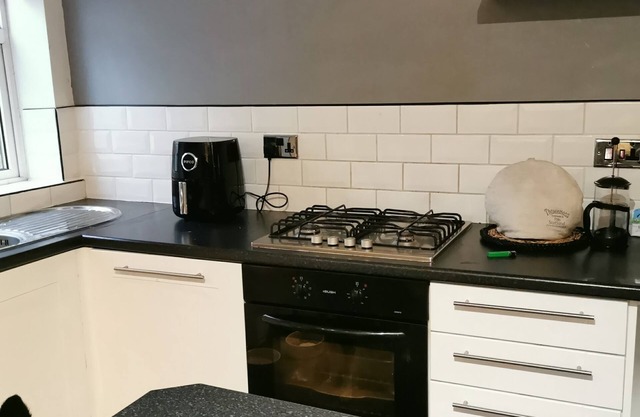 West Stret Retreat.nnCozy 2 bedroom house near shops and train station.