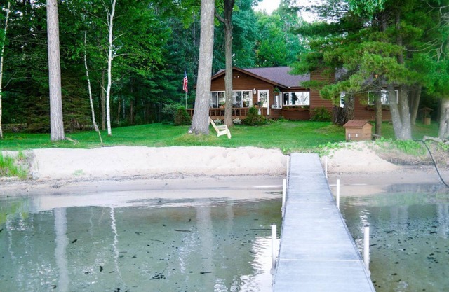 West Twin Lake Waterfront Home - 25' Bennington Pontoon Boat and more!