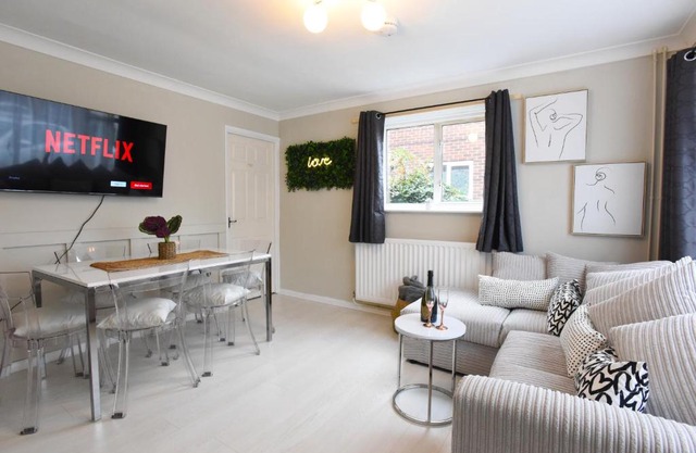 Westgate House - 5 bedroom newly renovated house with hot tub & private parking