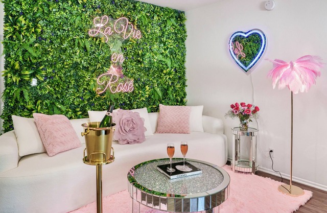 Westlake Village Glam Escape. Balcony + Pool/Jacuzzi Views