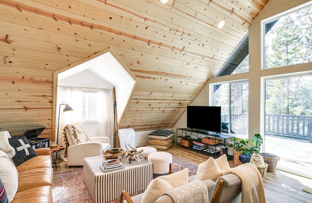 Westwood Cabin: Lake Almanor Across the Street!