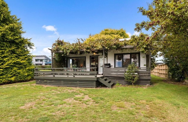 Wharewaka Bach - Lake Taupo Holiday Home