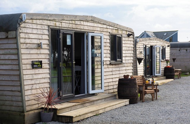 WHEAL AMELIA LODGE, pet friendly, with a garden in Helston