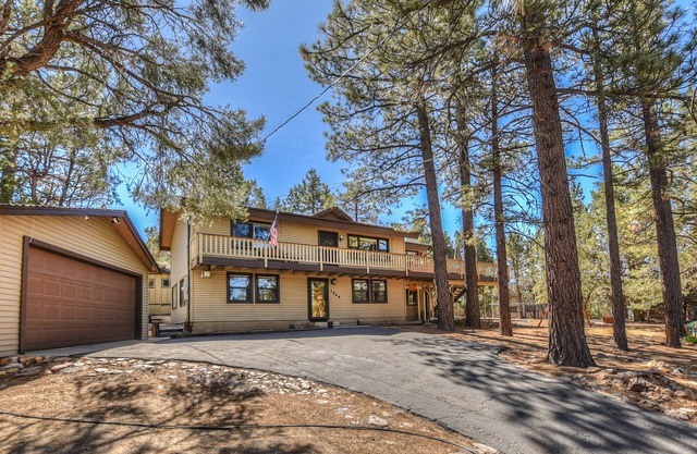 Whispering Bear Lodge by Destination Big Bear : Pool Table! Foosball! Views! Internet! Deck!