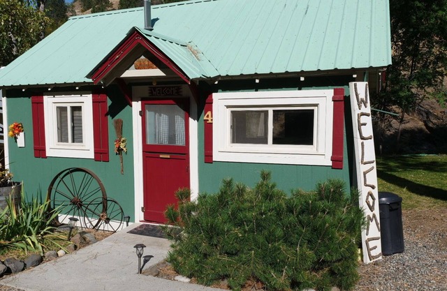 "Whispering Pine" - Cabin 4 by the Little Salmon River