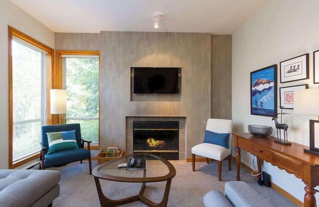 Whistler retreat w/hot tub access & ski-in/out