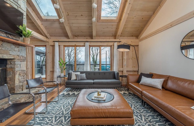 White Pine Retreat - Pet friendly, Beautiful Views and 20 Minutes to AVL!