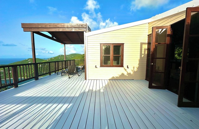 Whole Bayview Cottage with large deck and sea view, mid-way to beaches and town.