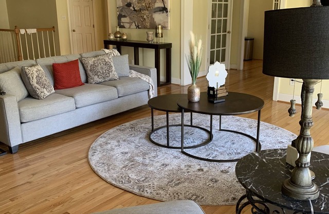 Whole House-Beautiful three bedroom cottage with upper and lower levels.