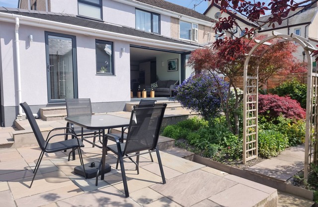 Whole house with parking and garden in Conwy. Pets welcome