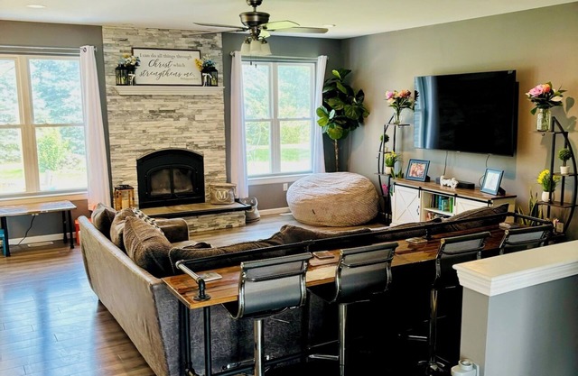 Whole house with volleyball court and Minutes from the BIG HOUSE and UM hospital