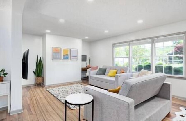 Whole Renovated 5 BR Home minutes to downtown Asheville, Pets welcome