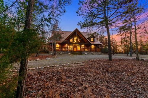 Wide Glide Lodge - In-home Movie Room, Hot Tub and Large 1-acre property with Playset