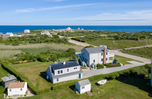 Wide open ocean/lighthouse views, huge decks, bike or drive to nearby beaches.