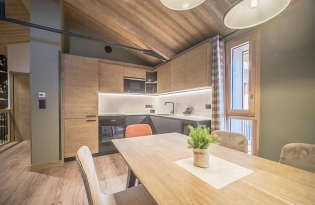 Wifi, 100m from ski slopes, 4th floor, view village, swimming pool, sauna, hammam, tv, ski locker