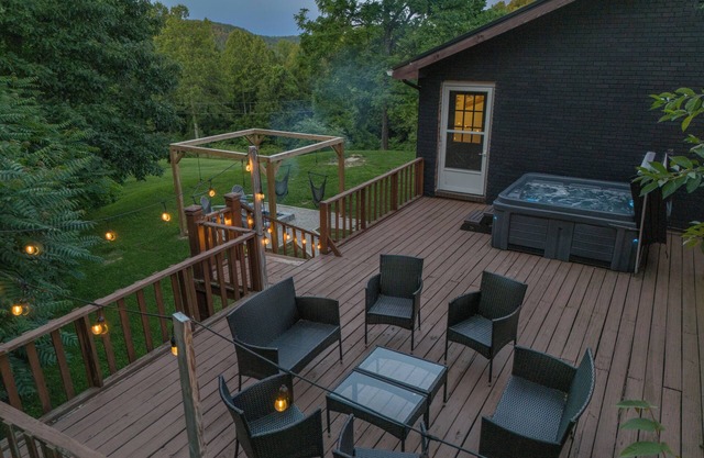 WiFi, Hot Tub, Pool Table, Pet Friendly - Huckleberry Arch in Red River Gorge