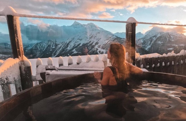 Wifi, ski-in/ski-out & foot of the slopes, swimming pool, sauna, hammam, balcony, fireplace or stove