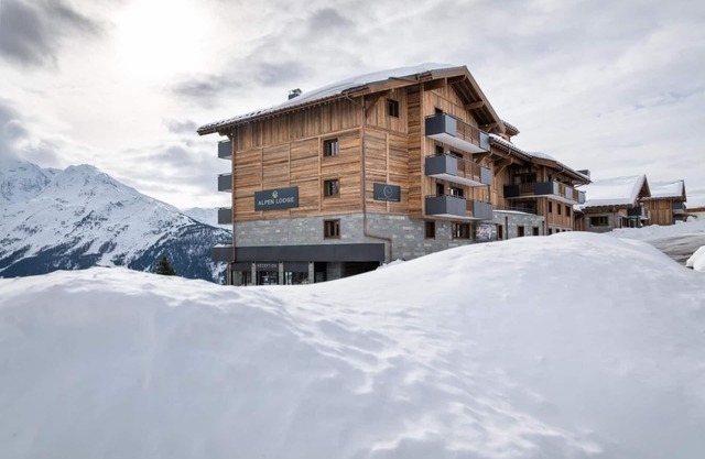 Wifi, ski-in/ski-out & foot of the slopes, fitness, swimming pool, balcony, parking, tv, ski locker
